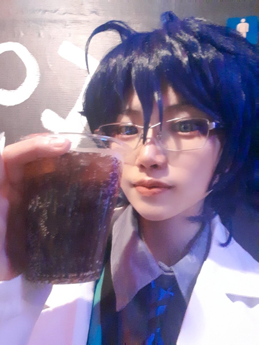 #にじおや 普段あんまし呑まないのですが……写真が飲んだ順にカシスジャスミン→カシスカルピス→ウーロンハイ→マリブコーラ、更に合間合間にシャンパン開けられるのを頂いた結果4杯、つまり計(ここで一旦考えるのを止めた)
女子高生🌻と男子大生🌶に奢って貰った29歳()の図(有難うございました😭)