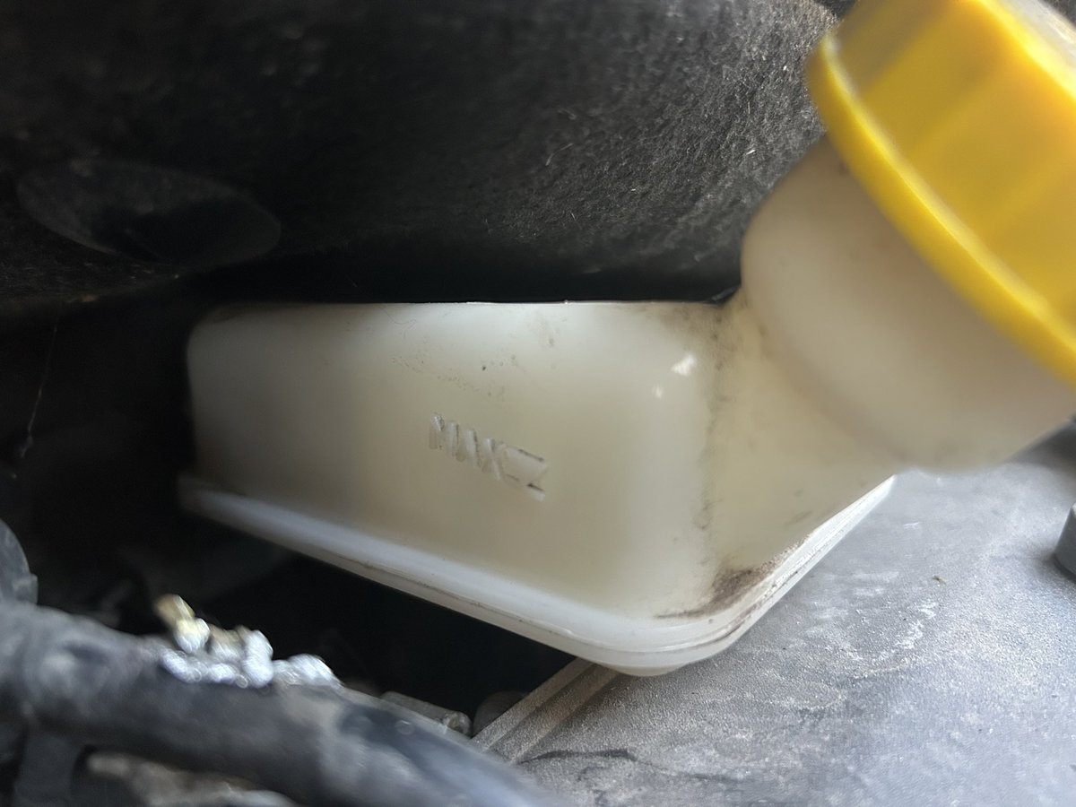 Car1561678's tweet photo. @BBCWatchdog @Halfords_uk Halfords Autocentre Torquay charged me for a major service with my MOT but they didn’t change the filters or top up the brake fluid etc #halfords #conned #badbusiness https://t.co/Y5w6saorwD