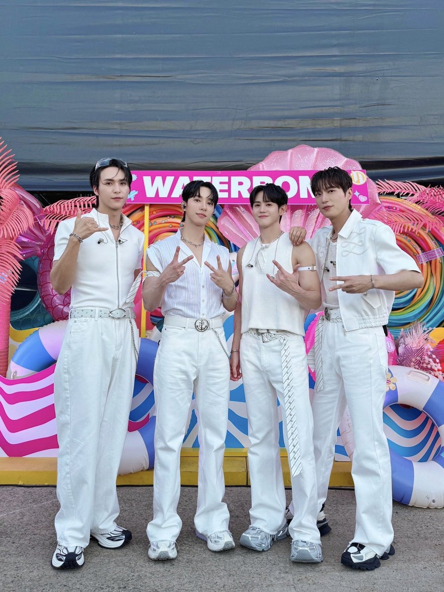 Don’t tell anyone, we rocked the Waterbomb stage in Busan while being draped in wet shirt.. A rare occasion? You can say so. Anyways, thank you for the euphoric cheers, Waterbomb.