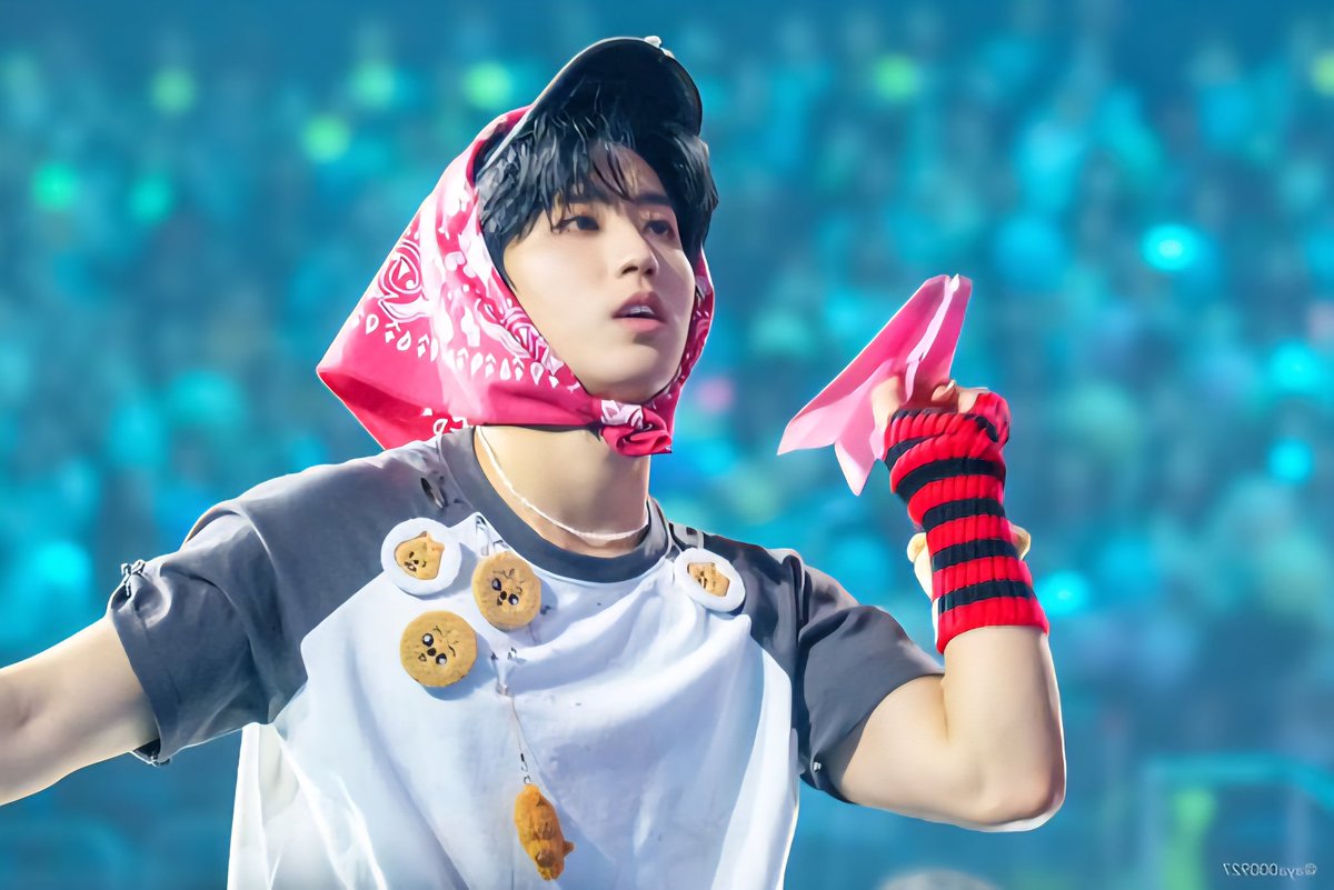 strawberry0lino's tweet photo. Wait, omegas are now real???

A Minsung socmed, in which, being an omega used to be fiction, but now became reality. 
And someone in the Stray Kids house has been stealing clothes, blankets and pillows...
But who?
                           ⋆｡‧˚ʚ🍓ɞ˚‧｡⋆ https://t.co/wGpfyG0sa1