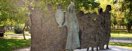 Hamdi Ulukaya’nın sadece burada bir komitede yer almadığı da söylenir. Hatta bu vakfa parasal destek verdiği de iddia edilmektedir. Bu konuda net bir bilgi bulamadığımdan iddia diye veriyorum.
Bitmedi!
Hamdi Ulukaya’nın konuşma yaptığı ve seçim komitesinde yer aldığı 2024 ödül