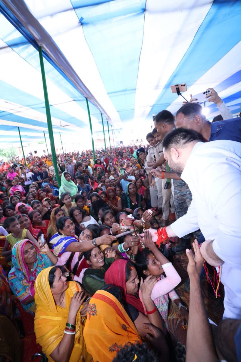Tejashwi Yadav (@yadavtejashwi) on Twitter photo рдЧреЛрдкрд╛рд▓рдЧрдВрдЬ рдХреЗ рдмреИрдВрдХреБрдардкреБрд░ рд╡рд┐рдзрд╛рдирд╕рднрд╛ рдХреНрд╖реЗрддреНрд░ рдореЗрдВ рд░рдХреНрд╖рд╛рдмрдВрдзрди рдХреЗ рдкрд╛рд╡рди рдкрд░реНрд╡ рдкрд░ рдЖрдпреЛрдЬрд┐рдд тАЬрдмрд╣рди рд╕рдореНрдорд╛рди рдХрд╛рд░реНрдпрдХреНрд░рдотАЭ рдореЗрдВ рдЙрдкрд╕реНрдерд┐рдд рдорд╛рддрд╛рдУрдВ-рдмрд╣рдиреЛрдВ рдФрд░ рднрд╛рдЗрдпреЛрдВ рдХреЗ рдЬрдирд╕рдореВрд╣ рд╕реЗ рд╕рдВрд╡рд╛рдж рд╣реБрдЖ рддрдерд╛ рдмрд╣рдиреЛрдВ рдиреЗ рдХрд▓рд╛рдИ рдкрд░ рд░рдХреНрд╖рд╛ рдХреА рдбреЛрд░ рдмрд╛рдВрдзреАред
рд╣рдорд╛рд░реА рд╕рд░рдХрд╛рд░ рдмрдирдиреЗ рдкрд░ рд╣рдо #рдорд╛рдИ_рдмрд╣рд┐рди_рдорд╛рди_рдпреЛрдЬрдирд╛ рд▓рд╛рдЧреВ рдХрд░реЗрдВрдЧреЗ рдЬрд┐рд╕рдХреЗ рдЕрдВрддрд░реНрдЧрдд рд░рд╛рдЬреНрдп рдХреА рдЧреЛрдкрд╛рд▓рдЧрдВрдЬ рдХреЗ рдмреИрдВрдХреБрдардкреБрд░ рд╡рд┐рдзрд╛рдирд╕рднрд╛ рдХреНрд╖реЗрддреНрд░ рдореЗрдВ рд░рдХреНрд╖рд╛рдмрдВрдзрди рдХреЗ рдкрд╛рд╡рди рдкрд░реНрд╡ рдкрд░ рдЖрдпреЛрдЬрд┐рдд тАЬрдмрд╣рди рд╕рдореНрдорд╛рди рдХрд╛рд░реНрдпрдХреНрд░рдотАЭ рдореЗрдВ рдЙрдкрд╕реНрдерд┐рдд рдорд╛рддрд╛рдУрдВ-рдмрд╣рдиреЛрдВ рдФрд░ рднрд╛рдЗрдпреЛрдВ рдХреЗ рдЬрдирд╕рдореВрд╣ рд╕реЗ рд╕рдВрд╡рд╛рдж рд╣реБрдЖ рддрдерд╛ рдмрд╣рдиреЛрдВ рдиреЗ рдХрд▓рд╛рдИ рдкрд░ рд░рдХреНрд╖рд╛ рдХреА рдбреЛрд░ рдмрд╛рдВрдзреАред
рд╣рдорд╛рд░реА рд╕рд░рдХрд╛рд░ рдмрдирдиреЗ рдкрд░ рд╣рдо #рдорд╛рдИ_рдмрд╣рд┐рди_рдорд╛рди_рдпреЛрдЬрдирд╛ рд▓рд╛рдЧреВ рдХрд░реЗрдВрдЧреЗ рдЬрд┐рд╕рдХреЗ рдЕрдВрддрд░реНрдЧрдд рд░рд╛рдЬреНрдп рдХреА