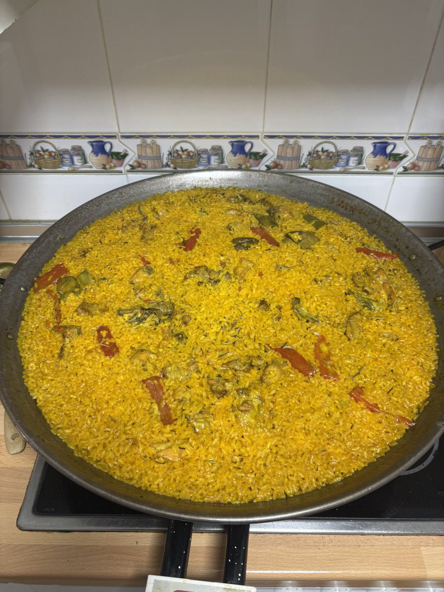 PAELLA PRIMEEE DE MI OMAAAAAAAA!!!!! ARROZ CON CONEJO Y ALCACILES!!!!!
MOMENTO GALACTICO.....
