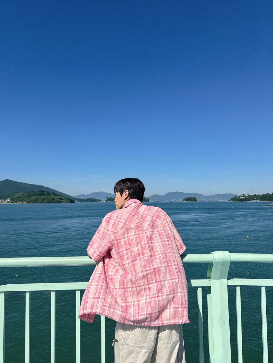 The intention is to inform you that I have finished my filming in a soothing way, yet I ended up captivating everyone once again with another boyfriend-snap that was taken unconsciously. Name it as a daily boyfriend update occasion, I’ll be happy to be claimed so.