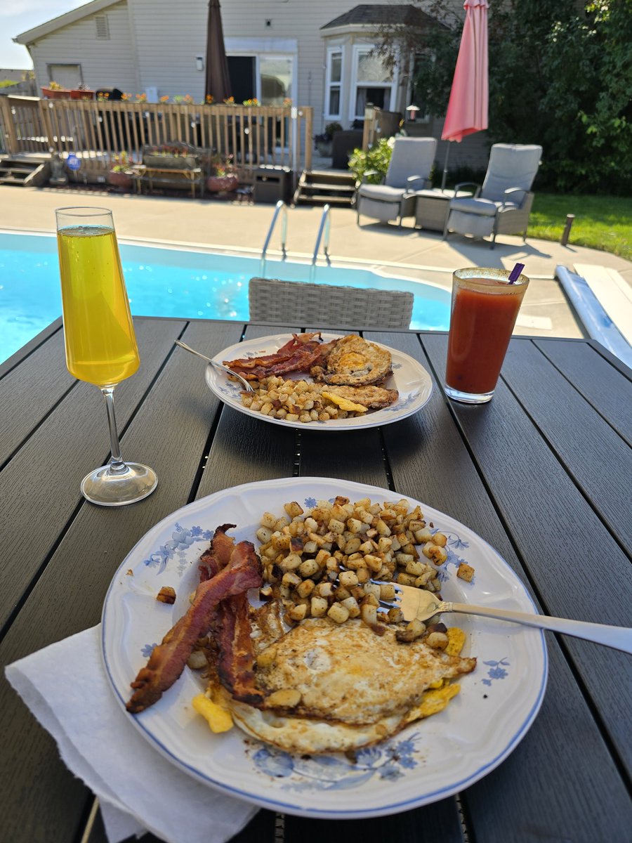 Breakfast by the pool!