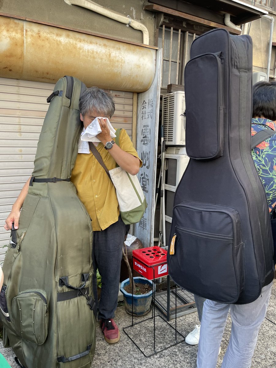 本日は［千と無］［冬支度+河合慎五］［双六亭］［CHAINS］［東京ローカル・ホンク］と素晴らしい方々を堪能させて頂きました。
時々明らかに自分とレベルが違うという方に出会いますね。いつの日か自分も誰かにとってそういう人になれたらいいな。自分は自分であるしかないですが。
感謝！酔い！！