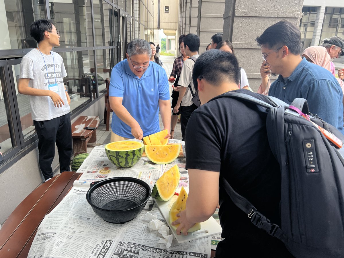 #夏期英語集中講座 恒例の "スイカの日"🍉
旬の八色スイカをキャンパスでいただきました。
黄色のスイカ、珍しいですね。

キャンパス周辺は #八色スイカ の産地です。