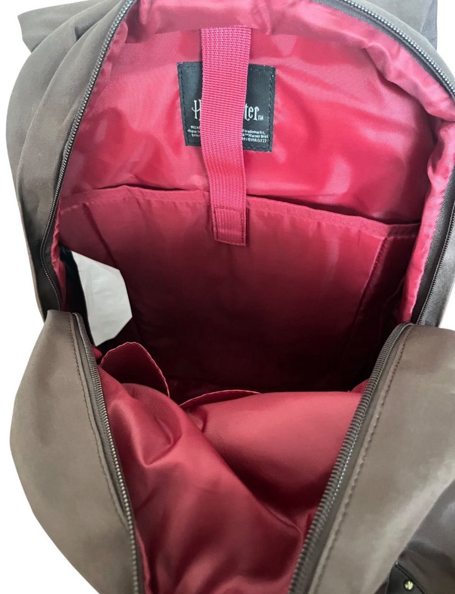 MOCHILA HARRY POTTER 
Marca: Imaginarium 
USADA apenas 2/3 vezes 
COR: Marrom 
Vem com uma bolsinha também! 

R$ 450 
 enjoei.com.br/p/mochila-e-bo…