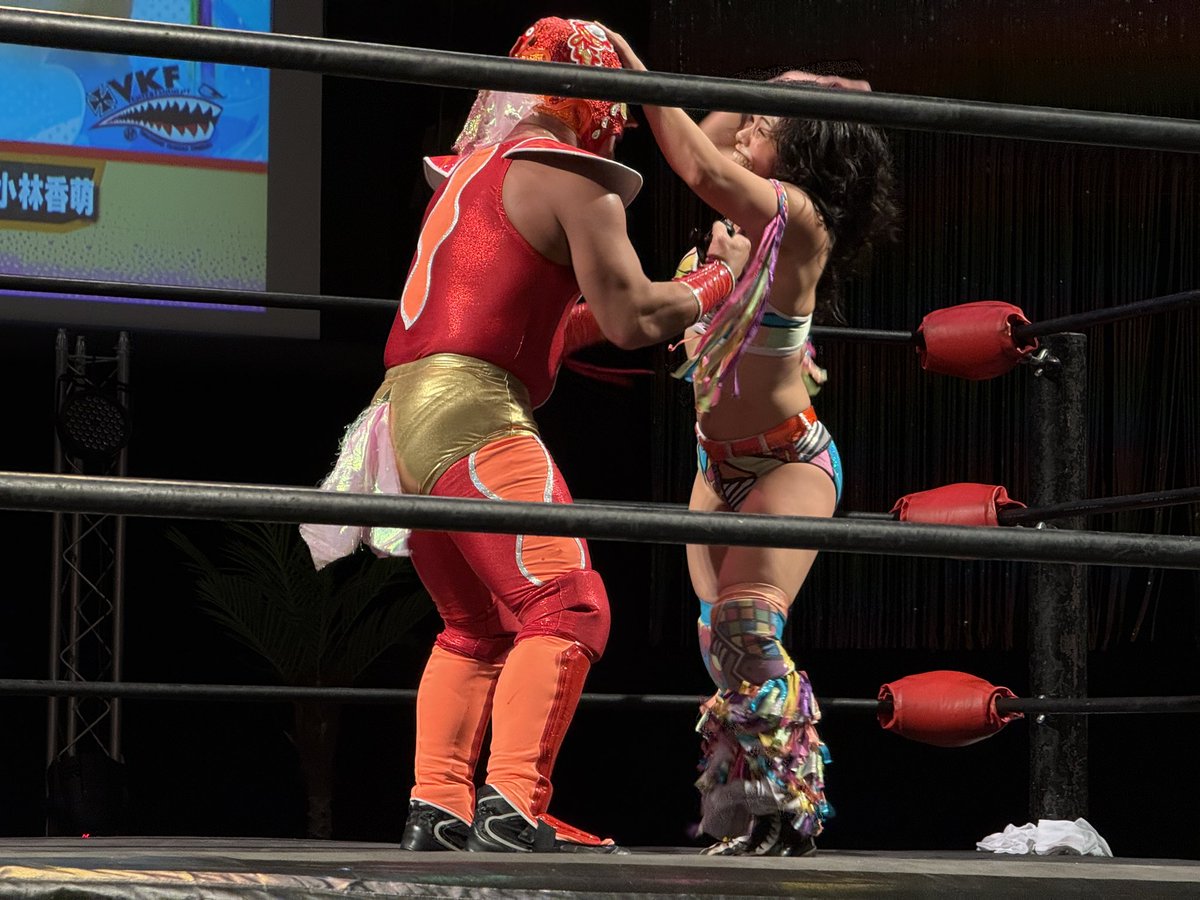 7_angel_summers's tweet photo. みぃちゃんに3つ獲られてかほちゃんに責められるデメちゃんの横でベルトのようにウエストバッグをツバっさんに巻いてもらうみぃちゃん
#VKF
#wn2025 https://t.co/di6OGayLGQ
