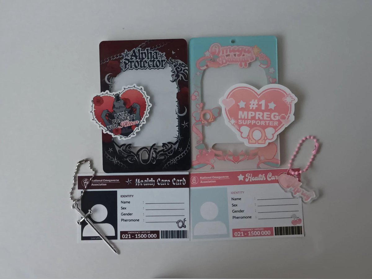 KhyzRynnea's tweet photo. 🌸 First-ever Chibicon purchase~  
Cahol dari @zeamayos so pretty. 
Thankiu @zeamayos for the beautiful merch + freebies!!  
aku suka banget stiker mpreg-nya
(⁎ᴗ͈ ⩊ ᴗ͈⁎)

#chibicon8 #AlienStage https://t.co/GfpMMcxrQK