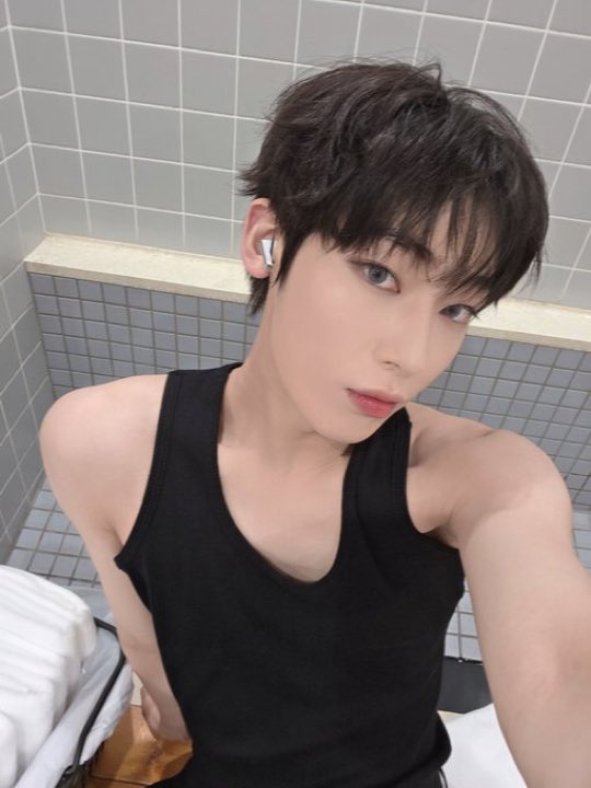 mingk1z's tweet photo. he’s been looking too good recently😖 https://t.co/W5VfftCm9s