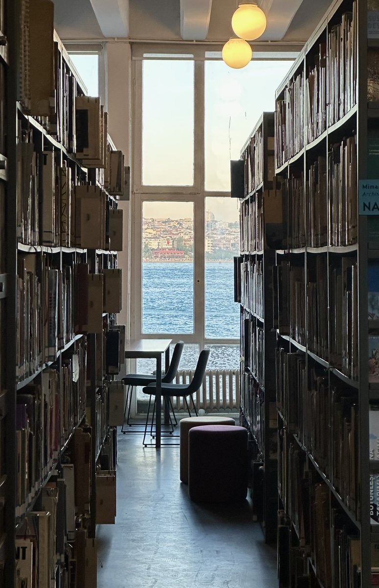Mimar Sinan Güzel Sanatlar Üniversitesi'nin deniz manzaralı kütüphanesi.