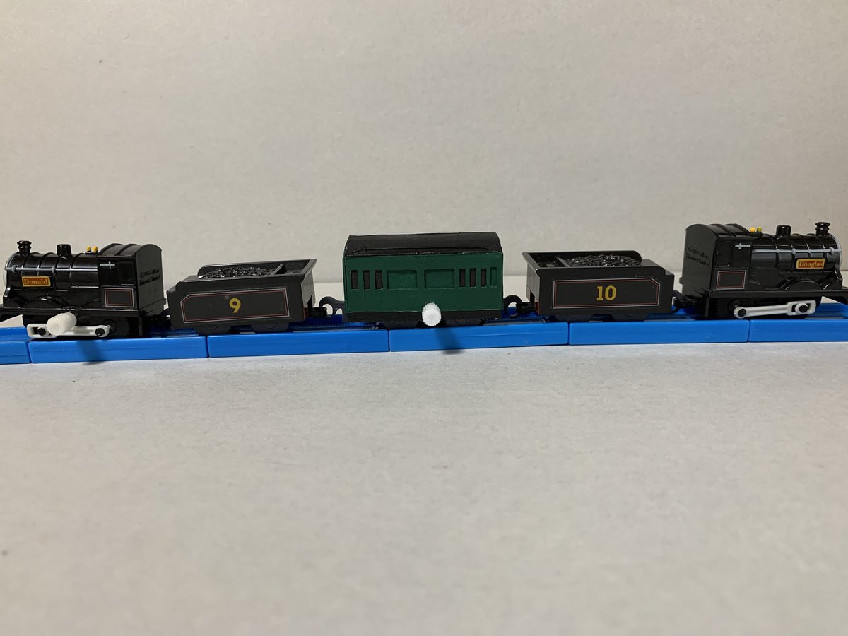 ゼンマイ中間車をワークスユニット(Works Unit Coach)にしました。
フックを両方に付けたので劇中再現ができます。