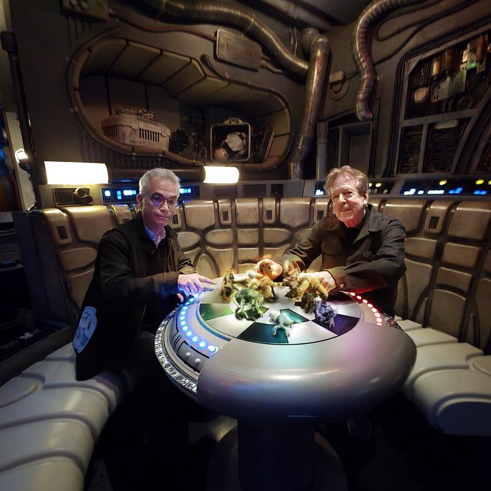 Patrice Girod (@girodpatrice) on Twitter photo J’ai eu la chance de jouer à une partie de Dejarik avec #TonyBaxter une legende d’ <a href="/imagineeringdis/">Imagineering Disney</a> , à bord du Faucon Millénium à Galaxy’s Edge à <a href="/Disneyland/">Disneyland Resort</a> !
Que la Force soit avec nous… et que je gagne la prochaine manche !!! J’ai eu la chance de jouer à une partie de Dejarik avec #TonyBaxter une legende d’ <a href="/imagineeringdis/">Imagineering Disney</a> , à bord du Faucon Millénium à Galaxy’s Edge à <a href="/Disneyland/">Disneyland Resort</a> !
Que la Force soit avec nous… et que je gagne la prochaine manche !!!