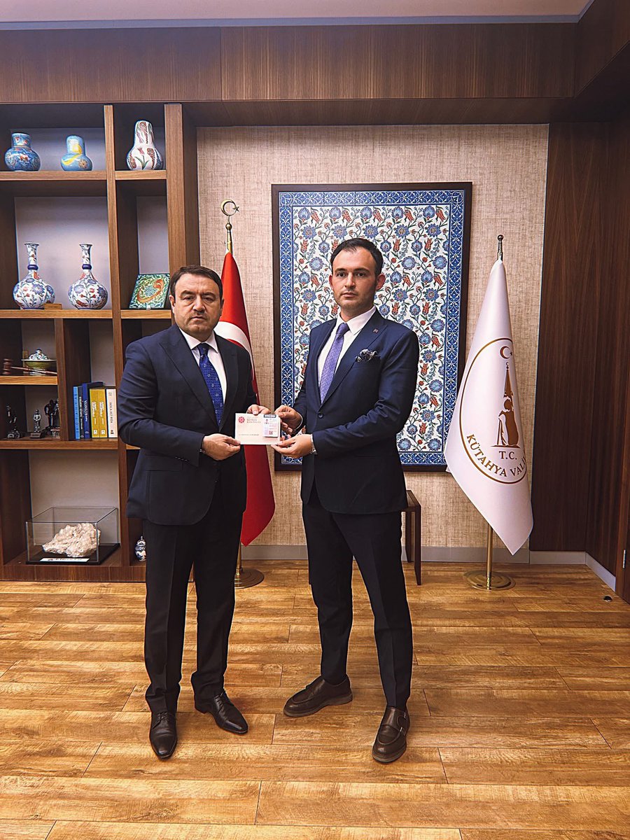 📸 Sayın Valimiz Musa Işın’dan basın kartımı teslim almak benim için anlamlı ve gurur verici bir an oldu. Bir akademisyen ve iletişim bilimci olarak, basın kartına layık görülmekten onur duydum.