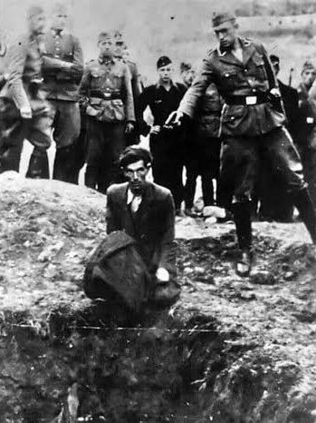 OliLondonTV's tweet image. 1941: 

Jewish man forced to stand over his own grave in Ukraine. 

2025:

Jewish man forced to dig his own grave in Gaza.