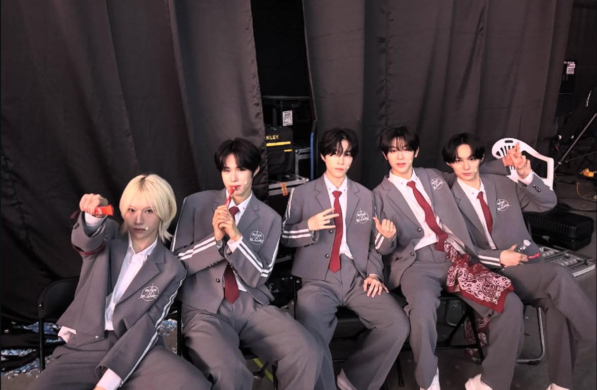 [📷] 250803 -- HUASTAGRAM

Binghua Instagram Update 🐱✨
Photos with B2P trainees 💜 (Check replies)🧵

🐱: ՞⸝⸝’ᜊ‘⸝⸝՞
🎵: DOYOUNG - Memory

🍓. #BINGHUA #빙화 #谢秉桦 #ビンファ #XIEBINGHUA #시에빙화 #BOYS2PLANET #보이즈2플래닛 #보2플 #보투플