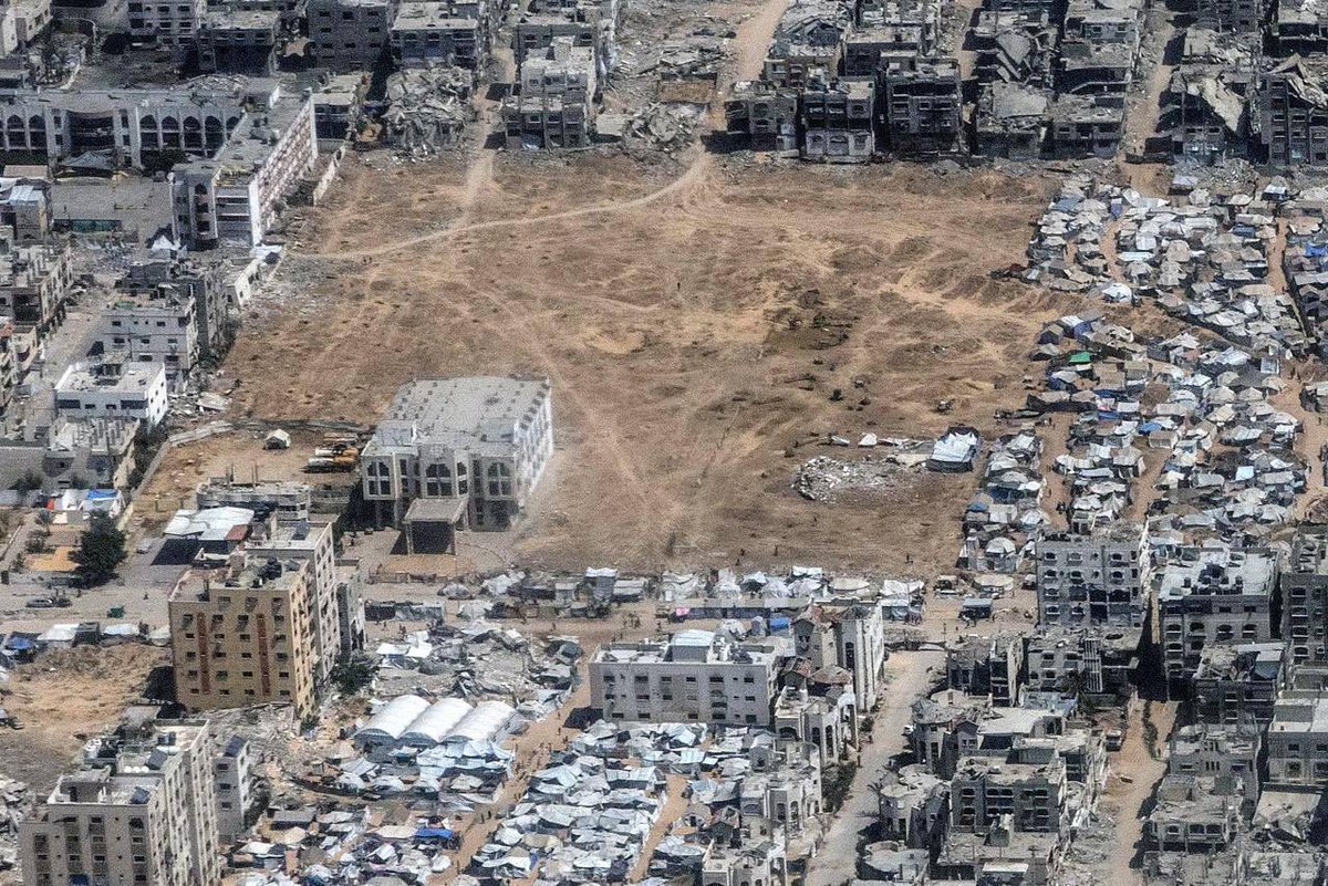 ViralVolT1's tweet photo. #WATCH : The Washington Post shares new aerial images of devastated Gaza, taken from a Jordanian aid drop plane.

#Gaza #GazaStarving #GazaUnderAttack #gangłysego #IsraelVallarta #Israel #Jordan #aiddrop @washingtonpost https://t.co/HA9e9zaRDd