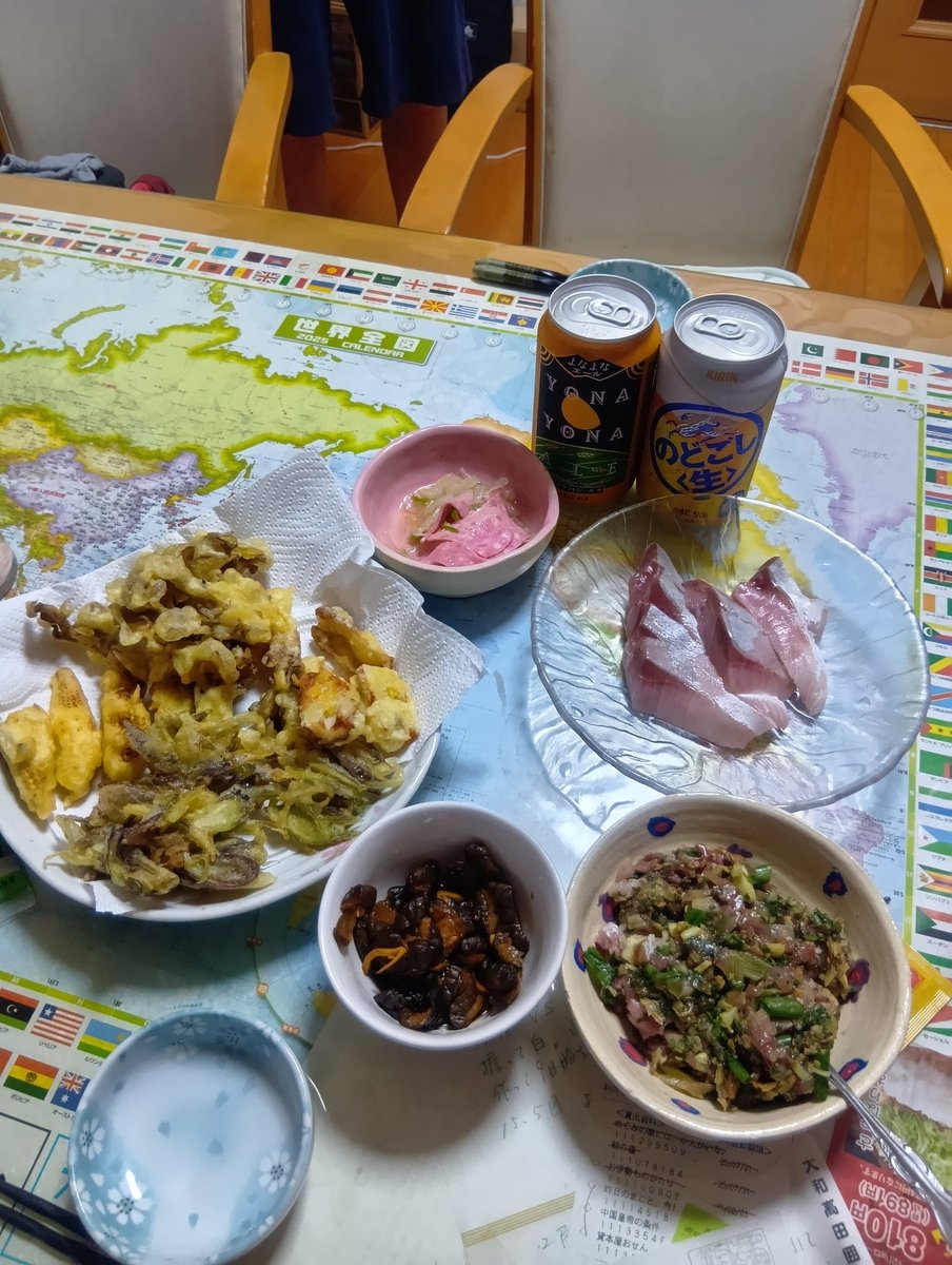 今日の夕飯。脂の、のったハマチの天然物があったから、なめろうも作った。天ぷらは家庭菜園のヤングコーン、みょうが