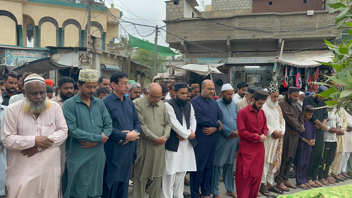 سینئر رہنماء ایم کیو ایم و رکن قومی اسمبلی سید امین الحق نے قائد حزبِ اختلاف سندھ اسمبلی علی خورشیدی کے ہمراہ قصبہ علیگڑھ ٹاؤن کے آرگنائزر ندیم مغل کے سسر کی نمازِ جنازہ میں شرکت کی، بعد ازاں ورثاء سے اظہارِ تعزیت اور مرحوم کی مغفرت و بلند درجات کیلئے بھی دعاء کی،
#MQMPakistan