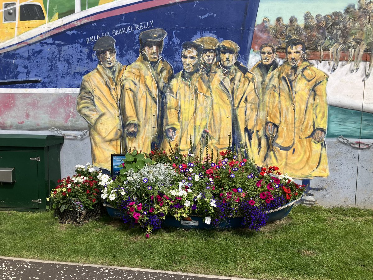 OnAnchorWatch's tweet photo. Fingers 🤞 for the ‘Planters’ in the Donaghadee Development Association’s entry in the RHS ‘Britain In Bloom’ 2025 competition.  Photos - Entry in support of @DonaghadeeRNLI for the #LifeSaving @RNLI #FloatToLive #WaterSafety messages https://t.co/bJaRsS3R8u