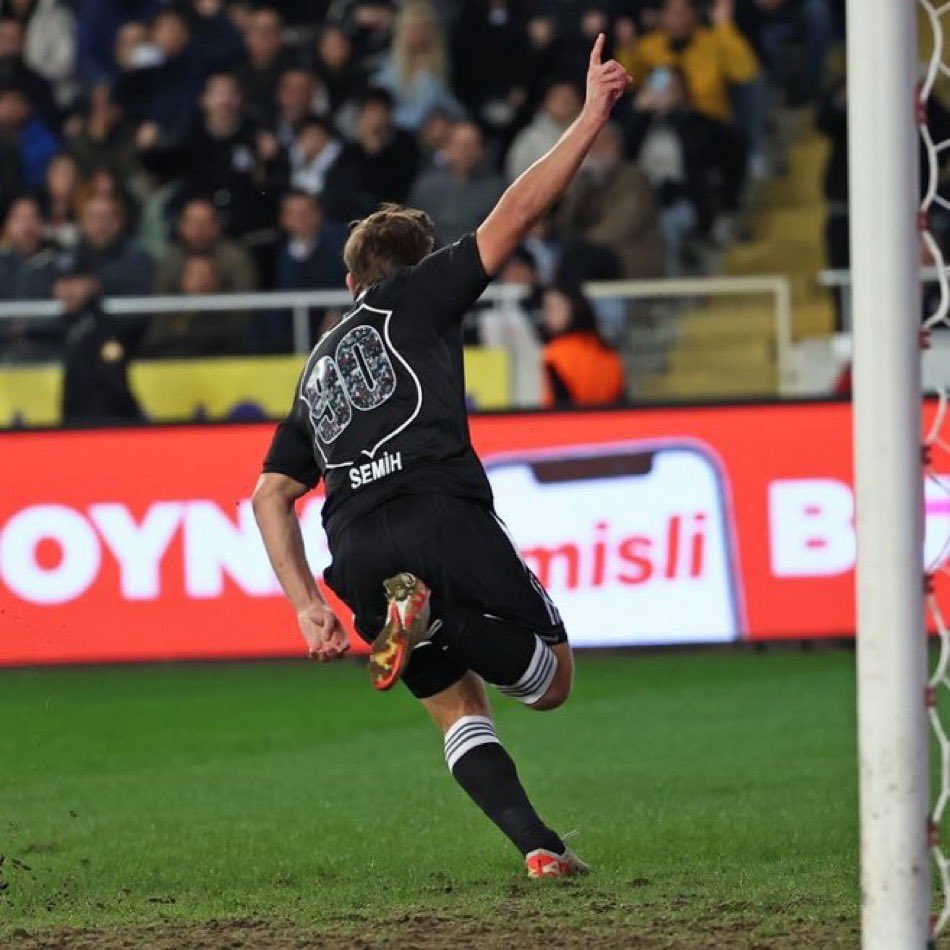 Evo (@sakalligazeteci) on Twitter photo 📌 Rezalet bir sezonda Beşiktaş taraftarının umudu, maç izleme sebebi oldu. Kendi Ülkesinin Milli takımından mobbing gördü ama ne saygısızlık yaptı ne vazgeçti.
Sana dua eden milyonlar var arkanda. Gururlandır bizi çocuk, ailen seninle <a href="/Semihkilicsoy/">Semih Kılıçsoy</a> 📌 Rezalet bir sezonda Beşiktaş taraftarının umudu, maç izleme sebebi oldu. Kendi Ülkesinin Milli takımından mobbing gördü ama ne saygısızlık yaptı ne vazgeçti.
Sana dua eden milyonlar var arkanda. Gururlandır bizi çocuk, ailen seninle <a href="/Semihkilicsoy/">Semih Kılıçsoy</a>