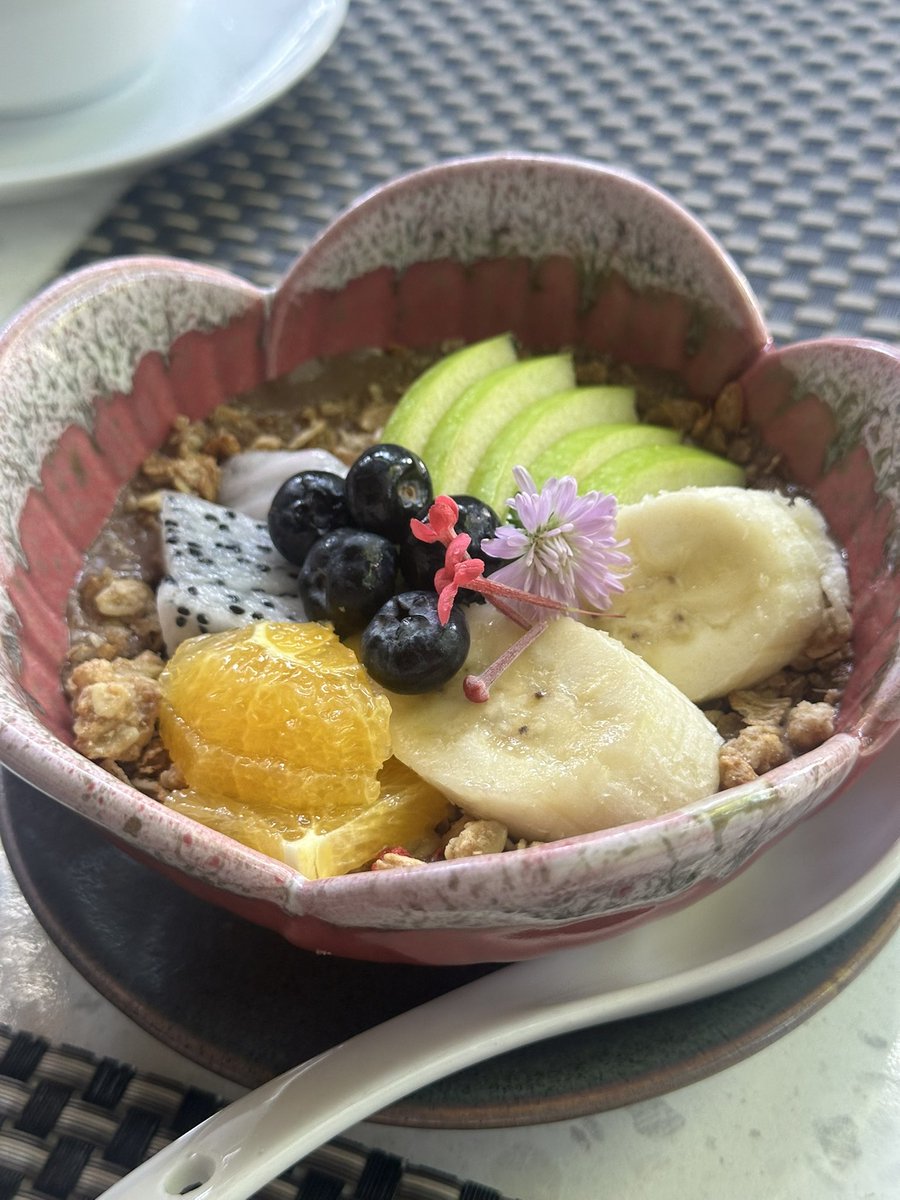 มาเชียงใหม่ ชอบนอนโรงแรมบูทีค รอบนี้มานอนโรงแรม Loy Chiang Mai อยู่แถวถนนลอยเคราะห์ เราเป็นแขกคนไทยห้องเดียวในโรงแรม 😅 โรงแรมสวย ดีไซน์ทุกอย่างดูมีรายละเอียดและผ่านการคิดมาดี และที่สำคัญคือเป็นโรงแรม Kids free เลยสงบมาก อาหารเช้าแบบสั่งจากเมนูก็ดี ไว้รอบหน้ามาอีก