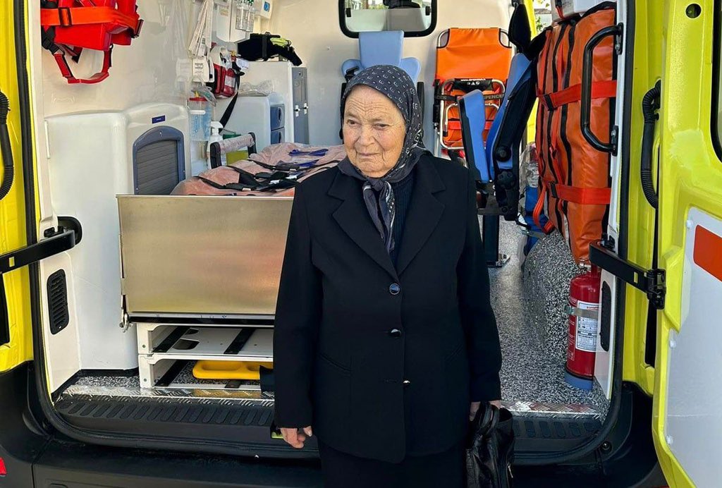 Έφυγε από κοντά μας μια μοναδική Ελληνίδα, η Αθηνά Παπαχρήστου από το Μεσολόγγι. 

Μια αγρότισσα που από το υστέρημα της χάρισε στο Εθνικό Σύστημα Υγείας ένα ασθενοφόρο, δείχνοντας σε όλους μας τι σημαίνει ενσυναίσθηση, τι σημαίνει αγάπη για τον τόπο και τους ανθρώπους του, τι