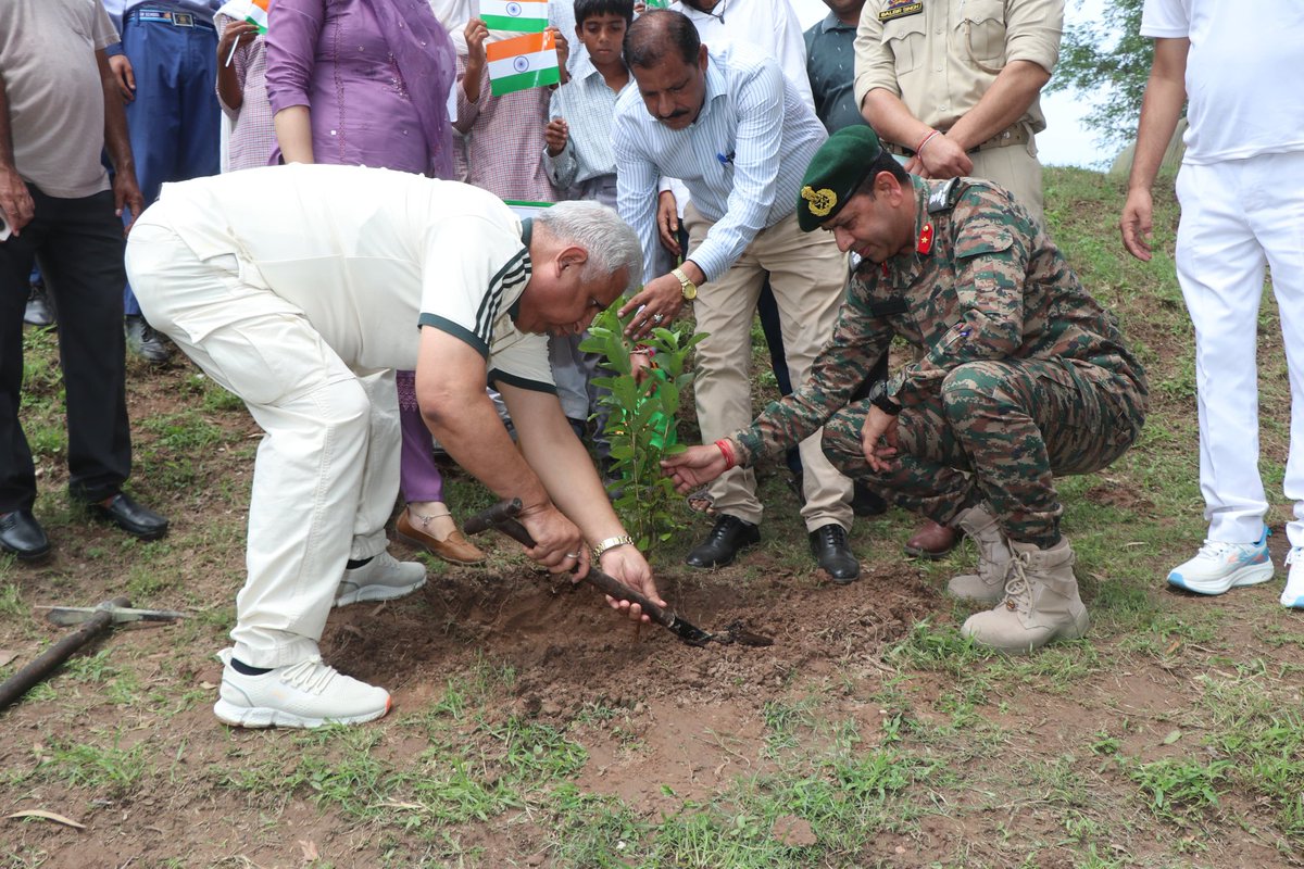 KaurAmarjeet7's tweet image. #IndianArmy #InServiceToTheNation

#TigerDivision conducted a Plantation Drive &amp;amp; Interactive Session at #MAKWAL alongwith civil administration, Ex-Servicemen, Sarpanchs, VDG members, School Teachers ,locals &amp;amp; other prominent citizens, reaffirming the strong #CivilMilitary synergy