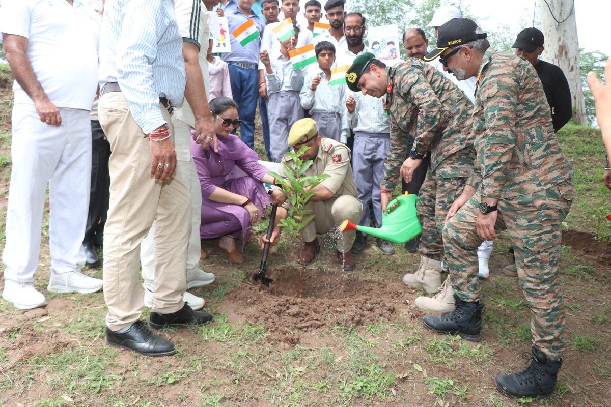 KaurAmarjeet7's tweet image. #IndianArmy #InServiceToTheNation

#TigerDivision conducted a Plantation Drive &amp;amp; Interactive Session at #MAKWAL alongwith civil administration, Ex-Servicemen, Sarpanchs, VDG members, School Teachers ,locals &amp;amp; other prominent citizens, reaffirming the strong #CivilMilitary synergy