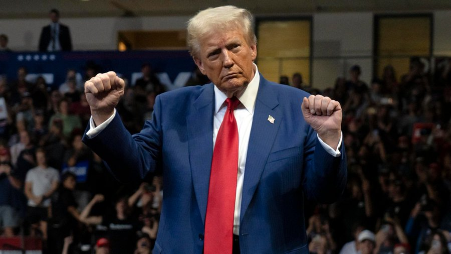 LealtadSabia's tweet photo. Donald Trump tiene 78 años: 

• Duerme 4-5 horas cada noche
• Tiene el trabajo más estresante del mundo 
• Bebe 12 Diet Cokes al día

Y de alguna manera todavía tiene más energía que el 99% de las personas que conozco. 

Aquí está la loca rutina de salud de Trump: https://t.co/1OPfUbCO8I