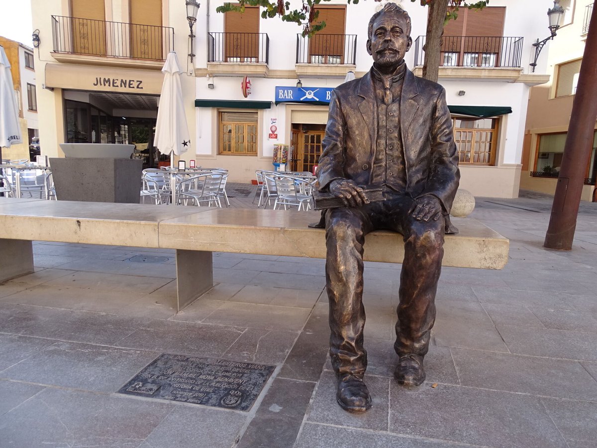 Este es el que considero el libro más valioso de mi biblioteca, casi 1000 paginas de historia de Utiel, mi ciudad natal, recopiladas por Miguel Ballesteros Viana, historiador, cronista e hijo predilecto de Utiel. Una lástima que acabara sus días de forma tan trágica.