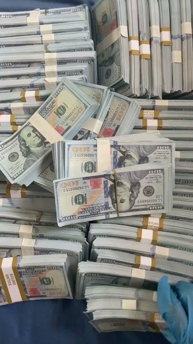 giftlovej's tweet image. A rare picture of pain killers, antibiotics, and antidepressants.