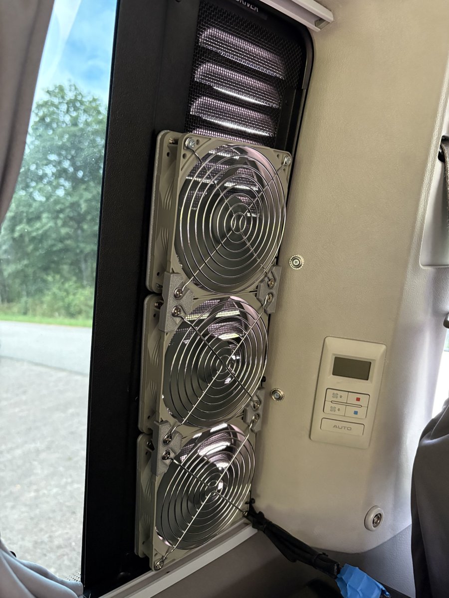 Campervan bude pomalu chytrejsi nez byt. :D Tesne pred odjezdem na roadtrip jsem koupil 3x Noctua vetrak, v supliku vzal rele a ESP32 a slepil to dohromady.

Magnetama se to prilozi na vetraci mrizku a nad CO2 1500 ppm to zacne aktivne vetrat. Funguje to nad ocekavani dobre. :D