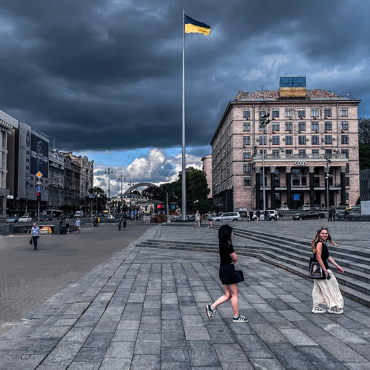 GermanyinUA's tweet photo. «Майдан Незалежності – символічне місце прагнення українців до свободи. Минулого тижня вони знову вразили світ своїми голосами, гідністю та мужністю. Німеччина продовжує стояти пліч-о-пліч з Україною», – Посол @MJaegerT в серії #вОбєктивіПосла. https://t.co/5c7oGCtDiS