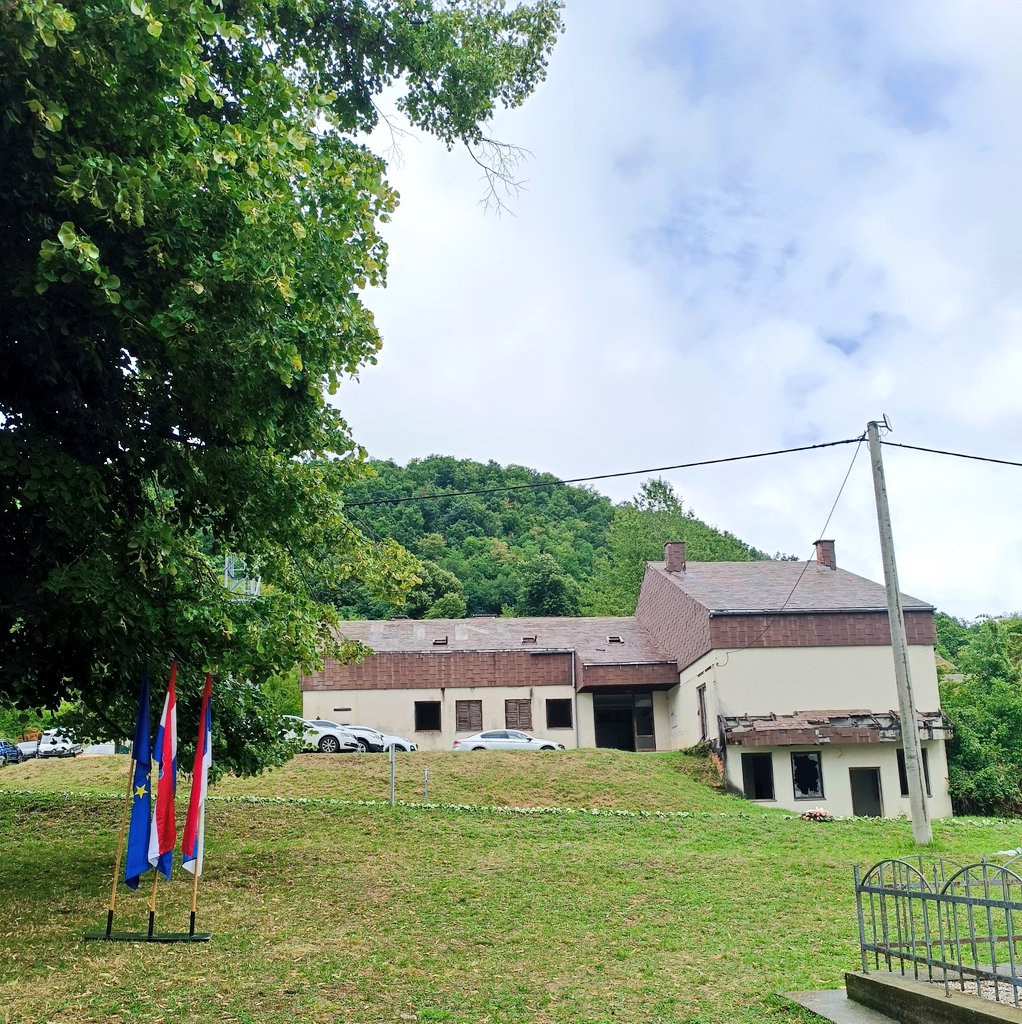 Danas smo u Donjem Žirovcu, kod Dvora na Uni, jednom od mnogih mesta tuge i mesta koje je ispražnjeno posle operacije "Oluja" tokom koje je iz Hrvatske proterano više od 200.000 ljudi, mahom Srba, dok je stotine civila ubijeno tokom povlačenja ili u napadima na izbegličke kolone.