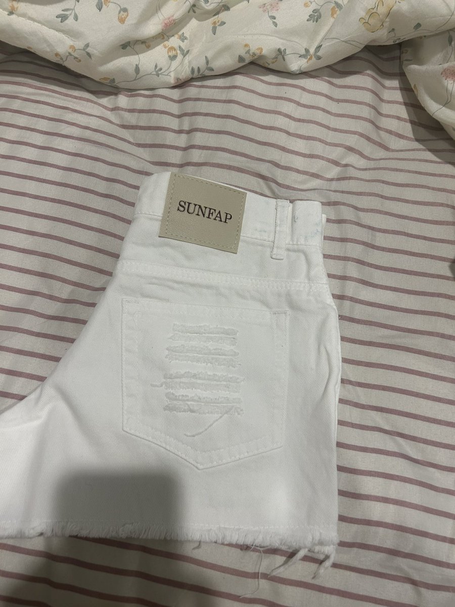 premieroffcial's tweet photo. ส่งต่อยีนส์ขาว sunfap
size L เอว 25-26 สะโพก 36
( มีตำหนิที่ข้างๆป้ายมาจากร้าน ยังไม่เคยใส่ )
Price: 265 รวมส่ง

#ส่งต่อbeming #ส่งต่อเสื้อผ้า #ส่งต่อcintage #ส่งต่อstylist #ส่งต่อเสื้อผ้า #sunfap #cintageshop #ส่งต่อstylistshop #unigam #ส่งต่อunigam #ส่งต่อsunfap https://t.co/NpRqCptIDg