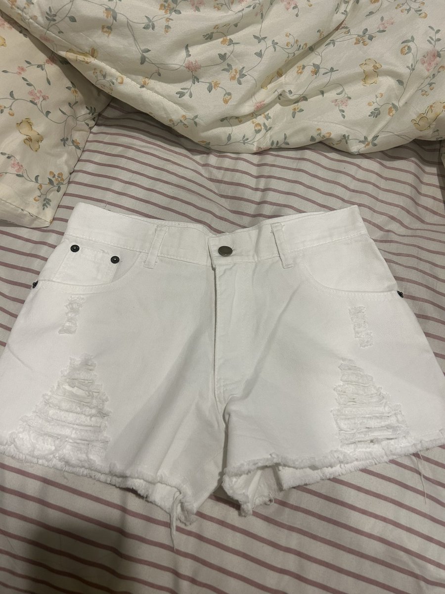 premieroffcial's tweet photo. ส่งต่อยีนส์ขาว sunfap
size L เอว 25-26 สะโพก 36
( มีตำหนิที่ข้างๆป้ายมาจากร้าน ยังไม่เคยใส่ )
Price: 265 รวมส่ง

#ส่งต่อbeming #ส่งต่อเสื้อผ้า #ส่งต่อcintage #ส่งต่อstylist #ส่งต่อเสื้อผ้า #sunfap #cintageshop #ส่งต่อstylistshop #unigam #ส่งต่อunigam #ส่งต่อsunfap https://t.co/NpRqCptIDg