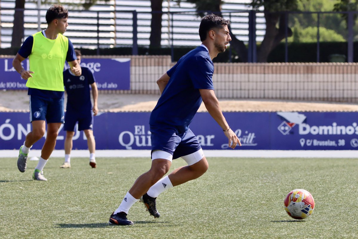 PRIMER EQUIPO| #3. 🤟 No hay problema que sea #domingo y el EQUIPO entrene.

⚽️ El balón vuelve a ser el principal protagonista (además del trabajo físico) y los jugadores lo agradecen

✅ Última sesión de la semana acabada y mañana día de descanso. 

#diverXiOn
#CorazonAzul | 💙