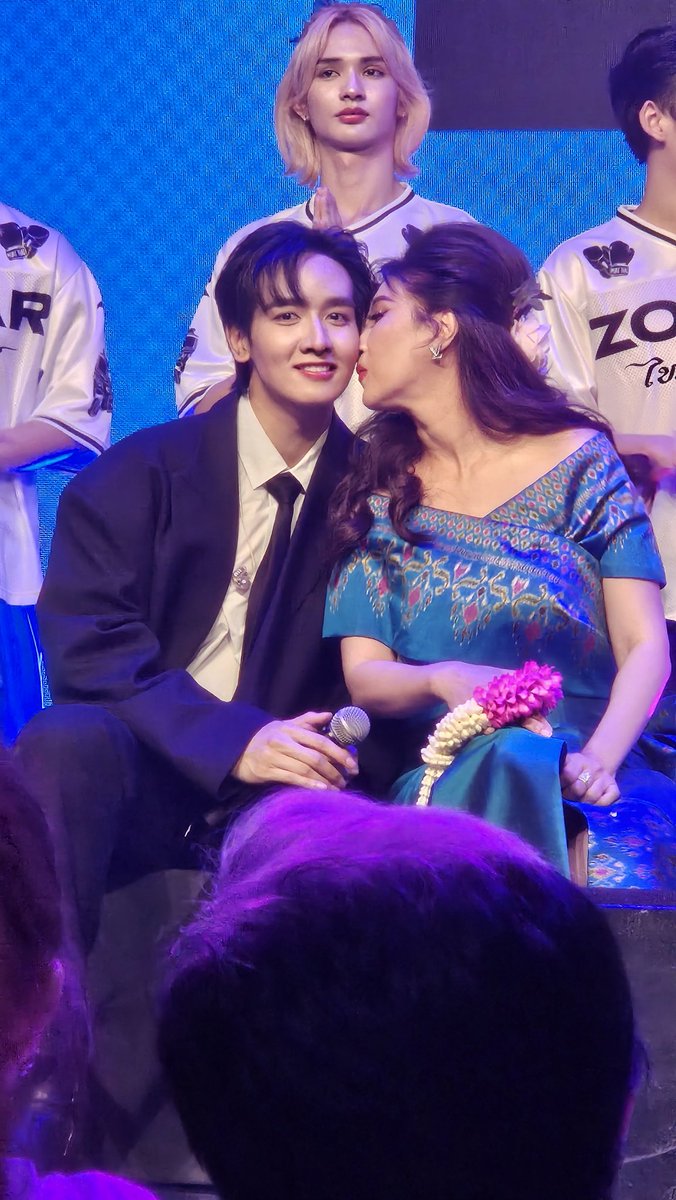เป็นภาพที่ดูแล้วต้องยิ้มตาม น่ารักค่ะ🩵

#kongthappeak #กองทัพพีค
#รักแม่ไม่มีกั๊ก #คอนเสิร์ตคิดถึงแม่ 
#คอนเสิร์ตคิดถึงแม่ครั้งที่25