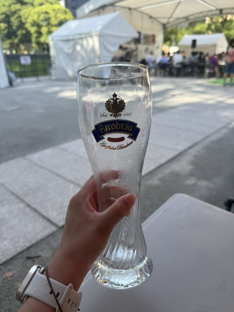 tyakoyaki's tweet photo. いつかのオクトーバーフェスト
日中外で飲むビールしかおいしくない https://t.co/1kLeqVnbZQ