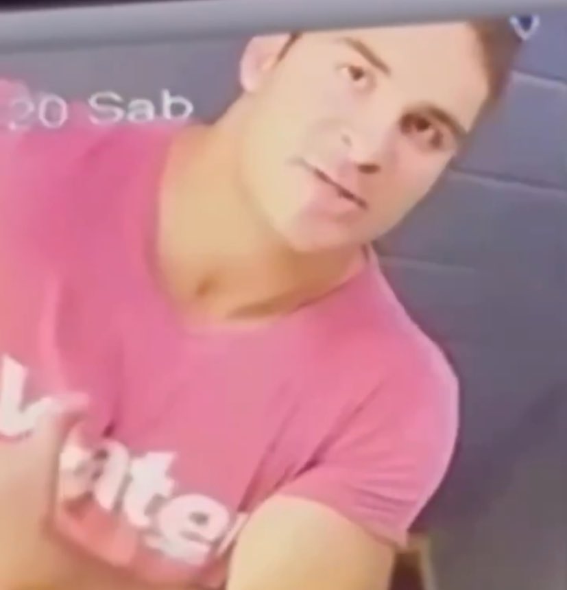 poponze's tweet photo. Igor Eduardo, ex-jogador preso por agredir a namorada com 60 socos, afirma ter sido ESPANCADO na prisão.

Segundo ele, policiais penais o agrediram com murros, chutes, cotoveladas e spray de pimenta. https://t.co/yXnxMgwNEf