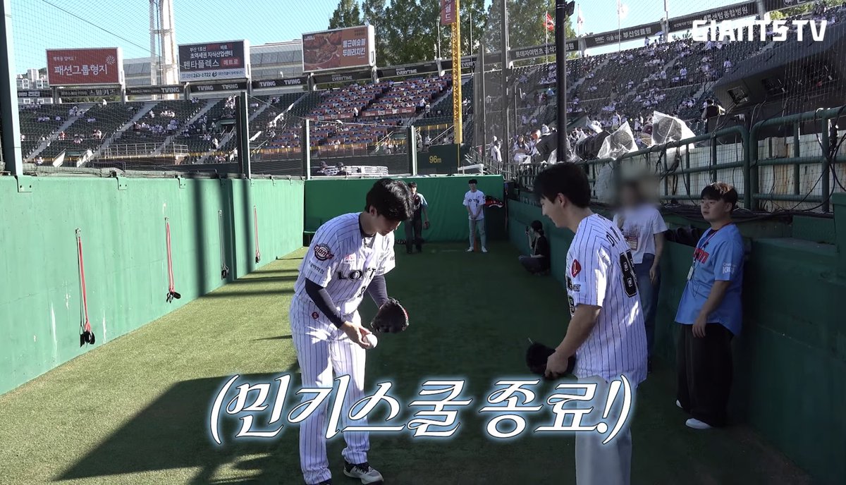 그니까 이게 대체 무슨 폰트냐구요
폰트가 뭔 로판에 나올 것처럼 생겼어(개황당)