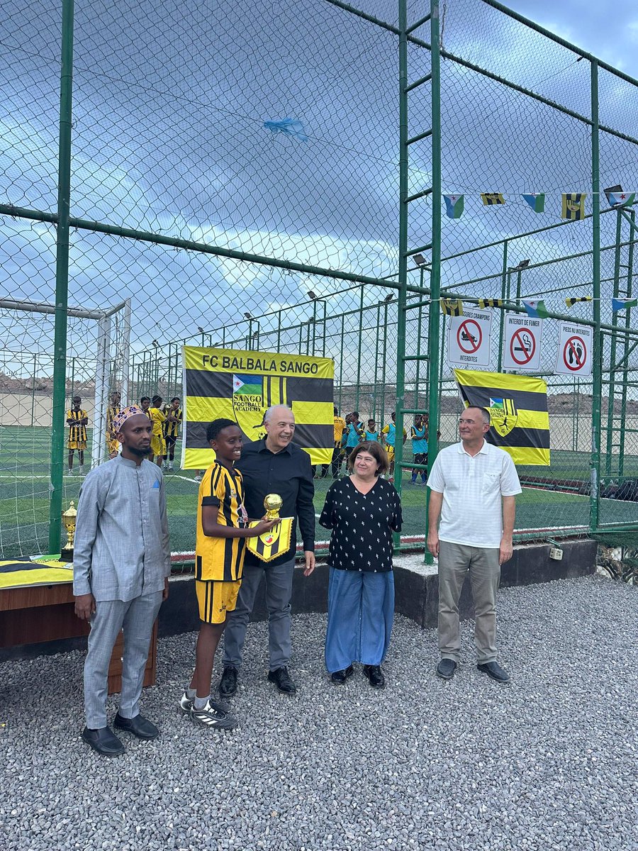 Büyükelçi E.Sabri Ergen, Eşi Bilgen Ergen ve Askeri Ataşe P. Alb. Enver Örtel ile birlikte Sango Futbol Kulübünü ziyaret etmiş, genç sporculara kupalarını vermiştir. 
🇩🇯🇹🇷