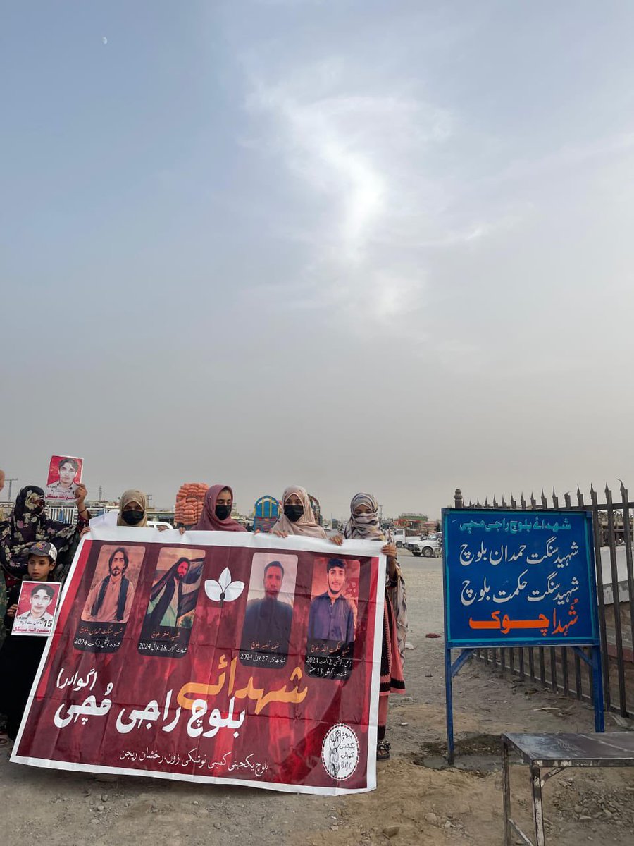 BalochYakjehtiC's tweet photo. 2 اگست 2025 کو صبح دس بجے سانحہ بلوچ راجی مچی نوشکی کو ایک سال مکمل ہونے کی مناسبت سے شہداء کی قبروں پر حاضری دی گئی، چادر کشائی اور پھول نچھاور کیے گئے۔

سانحہ بلوچ راجی مچی 2 اگست 2024 کو پیش آیا، جب بی وائی سی کی جانب سے بلوچ راجی مچی پر ہونے والے غیر قانونی کریک ڈاؤن کے خلاف احتجاجی ریلی نکالی گئی۔ ریلی پریس کلب نوشکی سے لے کر اسٹیشن تک نکالی گئی تھی۔ مظاہرین سے خطاب کے دوران آرمی اور ایف سی نے اندھا دھند فائرنگ کی، جس کے نتیجے میں حمدان بلوچ موقع پر شہید ہو گئے جبکہ فضل بلوچ اور حکمت بلوچ شدید زخمی ہوئے۔ بعد ازاں حکمت بلوچ 13 ستمبر 2024 کو زخموں کی تاب نہ لاتے ہوئے شہید ہو گئے۔

اسی مناسبت سے 2 اگست 2025 کو شام چھ بجے جائے سانحہ (اسٹیشن نوشکی) پر ایک یادگاری تقریب منعقد کی گئی جس میں تمام شہداء کو خراجِ تحسین پیش کیا گیا۔ ان میں وہ شہداء بھی شامل تھے جو بلوچ راجی مچی تحریک کے دوران مختلف مقامات پر شہید ہوئے جن میں نصیر بلوچ (27 جولائی 2024 کو تلار میں فورسز کی فائرنگ سے شہید) اور اصغر بلوچ (28 جولائی کو گوادر میں فورسز کے سے شہید) شامل ہیں۔

نوشکی اسٹیشن کے مقام پر شہداء کی یاد میں شمعیں روشن کی گئیں ان کی تصاویر پر پھول نچھاور کیے گئے اور بی وائی سی کی جانب سے جاری کردہ پمفلٹ کو براہوئی زبان میں آڈیو کی صورت میں اسپیکر پر چلایا گیا۔

اس موقع پر جائے سانحہ پر ایک یادگاری بورڈ بھی نصب کیا گیا جسے شہداء چوک (شہدائے بلوچ راجی مچی چوک) کے نام سے منسوب کیا گیا۔

#BalochNationalGathering