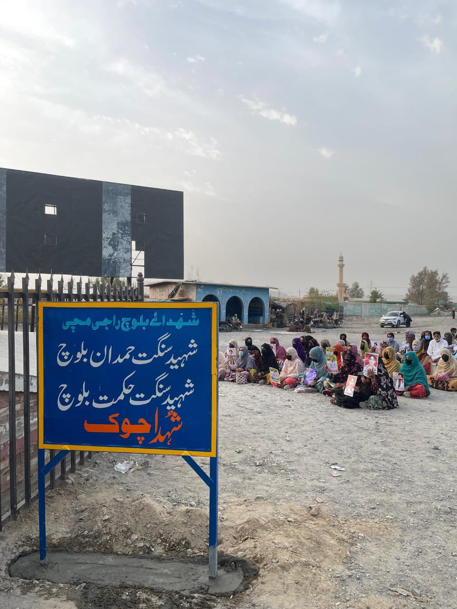 BalochYakjehtiC's tweet photo. 2 اگست 2025 کو صبح دس بجے سانحہ بلوچ راجی مچی نوشکی کو ایک سال مکمل ہونے کی مناسبت سے شہداء کی قبروں پر حاضری دی گئی، چادر کشائی اور پھول نچھاور کیے گئے۔

سانحہ بلوچ راجی مچی 2 اگست 2024 کو پیش آیا، جب بی وائی سی کی جانب سے بلوچ راجی مچی پر ہونے والے غیر قانونی کریک ڈاؤن کے خلاف احتجاجی ریلی نکالی گئی۔ ریلی پریس کلب نوشکی سے لے کر اسٹیشن تک نکالی گئی تھی۔ مظاہرین سے خطاب کے دوران آرمی اور ایف سی نے اندھا دھند فائرنگ کی، جس کے نتیجے میں حمدان بلوچ موقع پر شہید ہو گئے جبکہ فضل بلوچ اور حکمت بلوچ شدید زخمی ہوئے۔ بعد ازاں حکمت بلوچ 13 ستمبر 2024 کو زخموں کی تاب نہ لاتے ہوئے شہید ہو گئے۔

اسی مناسبت سے 2 اگست 2025 کو شام چھ بجے جائے سانحہ (اسٹیشن نوشکی) پر ایک یادگاری تقریب منعقد کی گئی جس میں تمام شہداء کو خراجِ تحسین پیش کیا گیا۔ ان میں وہ شہداء بھی شامل تھے جو بلوچ راجی مچی تحریک کے دوران مختلف مقامات پر شہید ہوئے جن میں نصیر بلوچ (27 جولائی 2024 کو تلار میں فورسز کی فائرنگ سے شہید) اور اصغر بلوچ (28 جولائی کو گوادر میں فورسز کے سے شہید) شامل ہیں۔

نوشکی اسٹیشن کے مقام پر شہداء کی یاد میں شمعیں روشن کی گئیں ان کی تصاویر پر پھول نچھاور کیے گئے اور بی وائی سی کی جانب سے جاری کردہ پمفلٹ کو براہوئی زبان میں آڈیو کی صورت میں اسپیکر پر چلایا گیا۔

اس موقع پر جائے سانحہ پر ایک یادگاری بورڈ بھی نصب کیا گیا جسے شہداء چوک (شہدائے بلوچ راجی مچی چوک) کے نام سے منسوب کیا گیا۔

#BalochNationalGathering