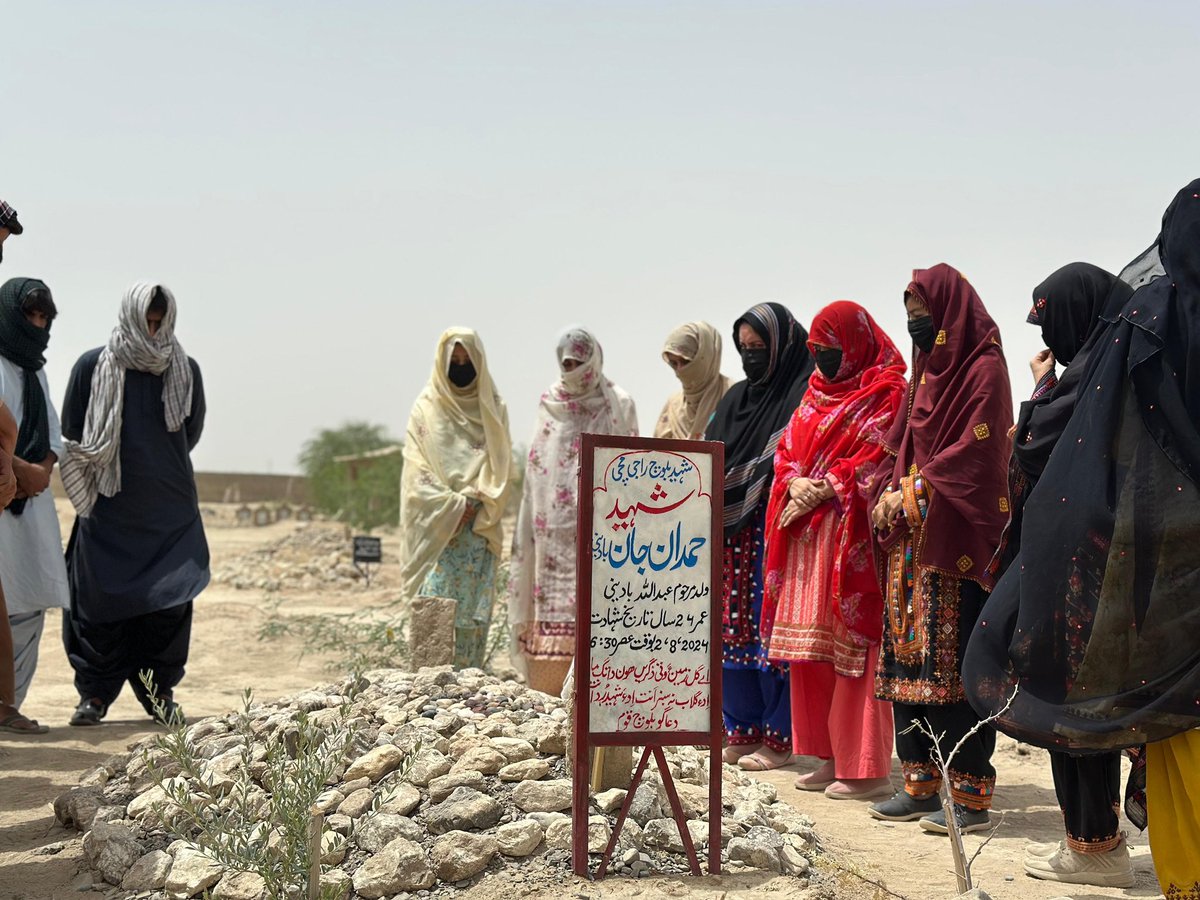 BalochYakjehtiC's tweet photo. 2 اگست 2025 کو صبح دس بجے سانحہ بلوچ راجی مچی نوشکی کو ایک سال مکمل ہونے کی مناسبت سے شہداء کی قبروں پر حاضری دی گئی، چادر کشائی اور پھول نچھاور کیے گئے۔

سانحہ بلوچ راجی مچی 2 اگست 2024 کو پیش آیا، جب بی وائی سی کی جانب سے بلوچ راجی مچی پر ہونے والے غیر قانونی کریک ڈاؤن کے خلاف احتجاجی ریلی نکالی گئی۔ ریلی پریس کلب نوشکی سے لے کر اسٹیشن تک نکالی گئی تھی۔ مظاہرین سے خطاب کے دوران آرمی اور ایف سی نے اندھا دھند فائرنگ کی، جس کے نتیجے میں حمدان بلوچ موقع پر شہید ہو گئے جبکہ فضل بلوچ اور حکمت بلوچ شدید زخمی ہوئے۔ بعد ازاں حکمت بلوچ 13 ستمبر 2024 کو زخموں کی تاب نہ لاتے ہوئے شہید ہو گئے۔

اسی مناسبت سے 2 اگست 2025 کو شام چھ بجے جائے سانحہ (اسٹیشن نوشکی) پر ایک یادگاری تقریب منعقد کی گئی جس میں تمام شہداء کو خراجِ تحسین پیش کیا گیا۔ ان میں وہ شہداء بھی شامل تھے جو بلوچ راجی مچی تحریک کے دوران مختلف مقامات پر شہید ہوئے جن میں نصیر بلوچ (27 جولائی 2024 کو تلار میں فورسز کی فائرنگ سے شہید) اور اصغر بلوچ (28 جولائی کو گوادر میں فورسز کے سے شہید) شامل ہیں۔

نوشکی اسٹیشن کے مقام پر شہداء کی یاد میں شمعیں روشن کی گئیں ان کی تصاویر پر پھول نچھاور کیے گئے اور بی وائی سی کی جانب سے جاری کردہ پمفلٹ کو براہوئی زبان میں آڈیو کی صورت میں اسپیکر پر چلایا گیا۔

اس موقع پر جائے سانحہ پر ایک یادگاری بورڈ بھی نصب کیا گیا جسے شہداء چوک (شہدائے بلوچ راجی مچی چوک) کے نام سے منسوب کیا گیا۔

#BalochNationalGathering
