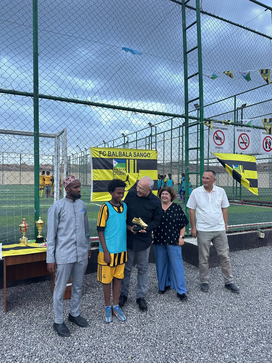 L'ambassadeur E. Sabri Ergen, accompagné de son épouse Bilgen Ergen et de l'attaché militaire, le colonel Enver Örtel, a visité le club de football de Sango et a remis leurs trophées aux jeunes athlètes. 🇩🇯🇹🇷