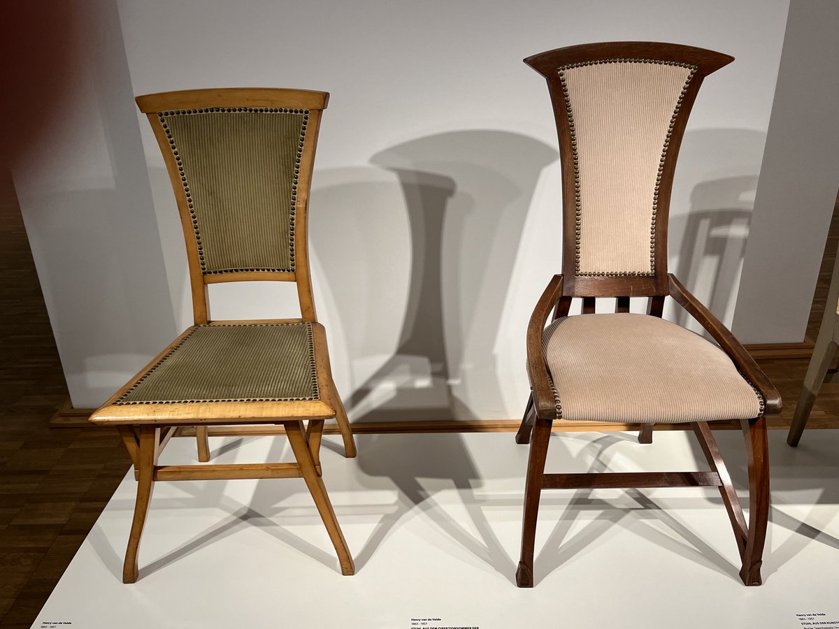 Je ne sais comment mais le magnifique mobilier des bureaux de la Revue blanche dessinés par Van de Velde sont à voir au Musée de Darmstadt