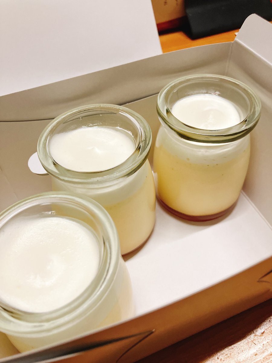 10周年当日、無事に終えることができました。
たくさんのご来店、豪華なお祝い花、ありがとうございました。

胡蝶蘭は岡田様より、花籠は真柴豆腐店様より。
特製にゃんこ紅白饅頭は長岡京の喜久春さんのもの。
粋が過ぎる。
プリンは小倉のきっちぃさんのもの。
世界一好きかも知らんこれ。
感謝。